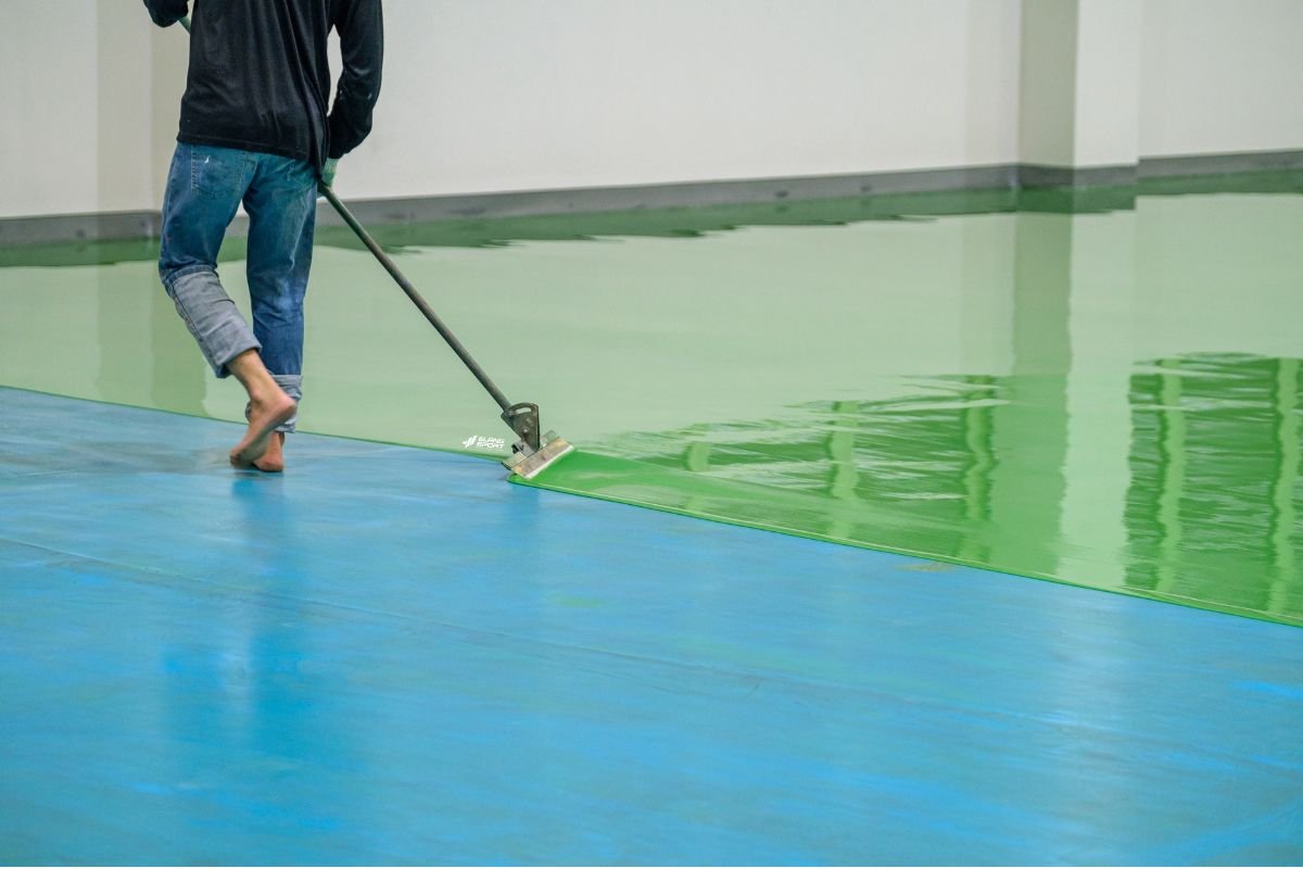 Aplikasi Cat Campur Silika dengan Squeegee Karet