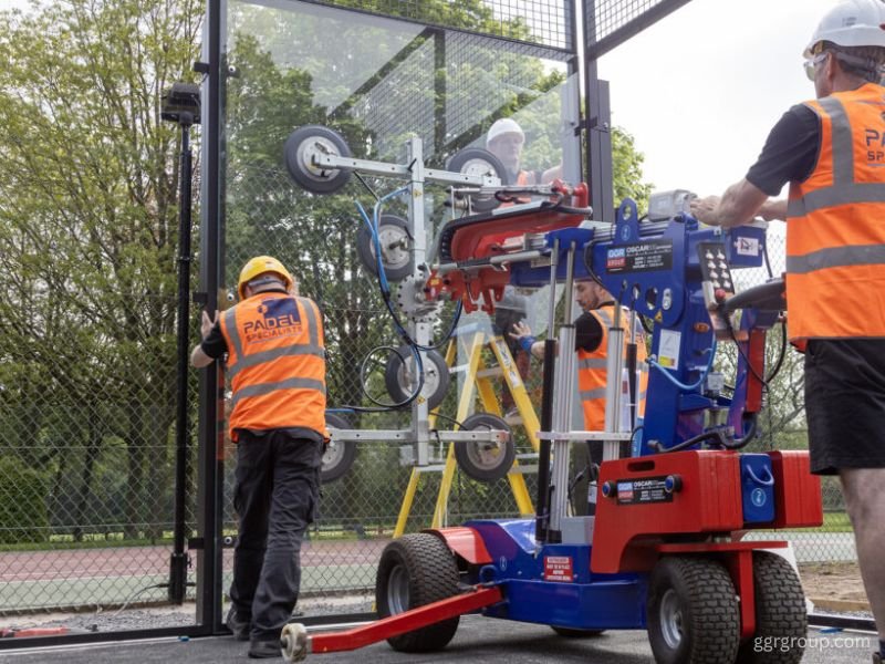Pemasangan Kaca Lapangan Padel Elang Sport